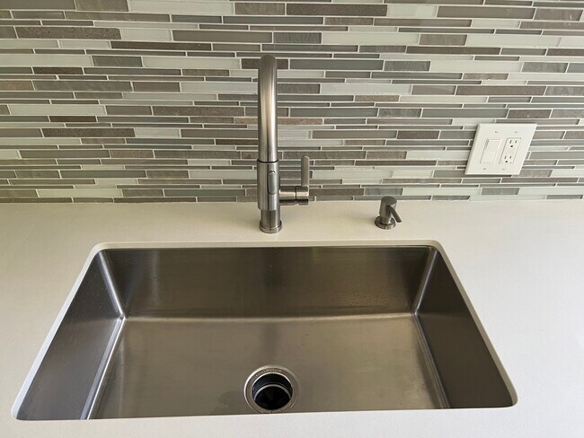 Foto del edificio - 5149 Overland Ave