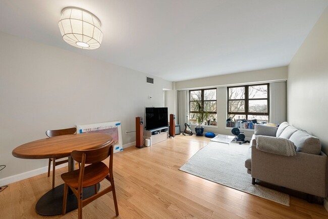 Building Photo - 931 Massachusetts Ave