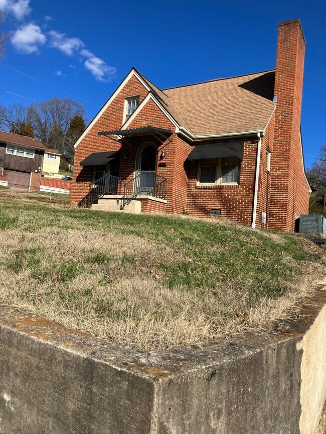 Building Photo - 685 Sherman Pl