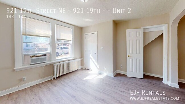 Building Photo - 921 19th St NE