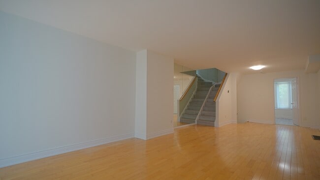 Building Photo - 597 Roehampton Ave