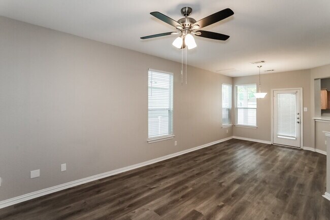 Foto del edificio - 10200 Cedar Lake Dr