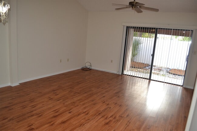 Foto del edificio - 5061 Ernst Ct