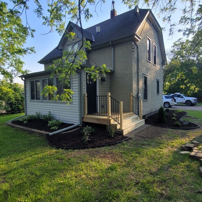 Building Photo - 856
