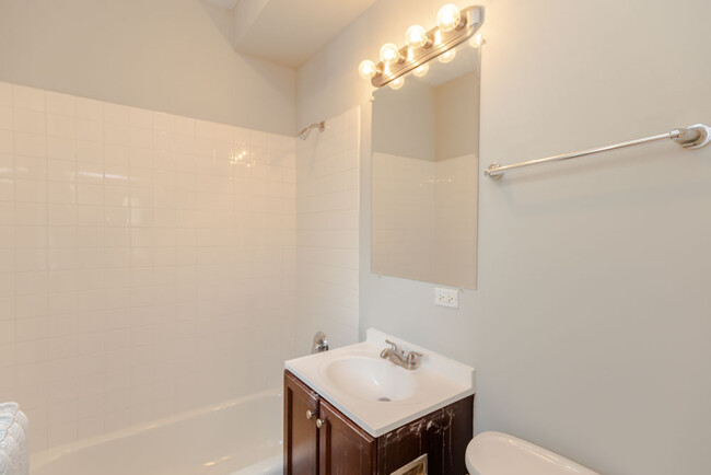 Building Photo - Studio Apartment in Bronzeville - Recently...