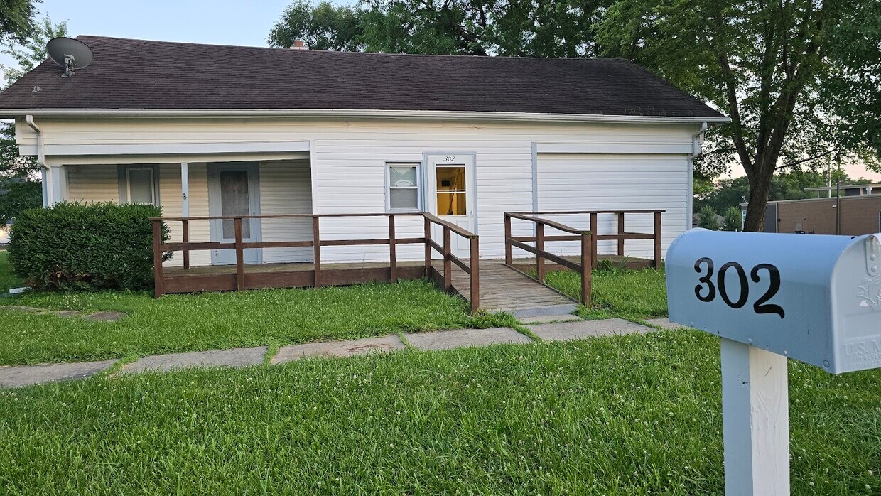 Primary Photo - 302 E 3rd St
