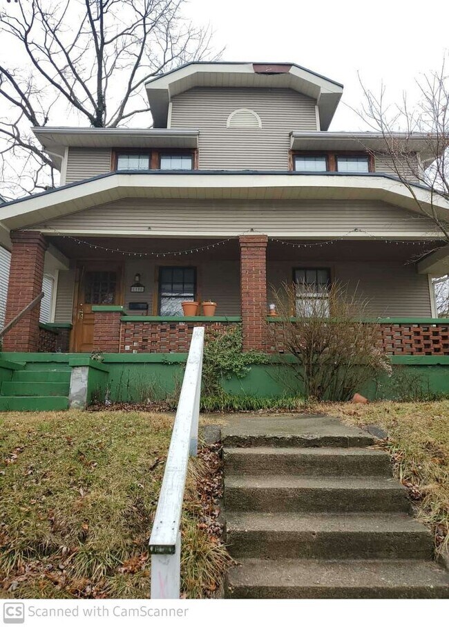 Building Photo - 6 Bed, 2 Bath Remodeled Large Home 