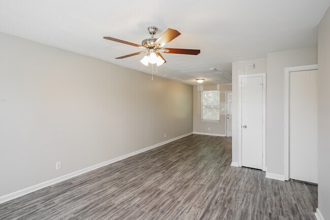 Building Photo - 379 Donna Dr