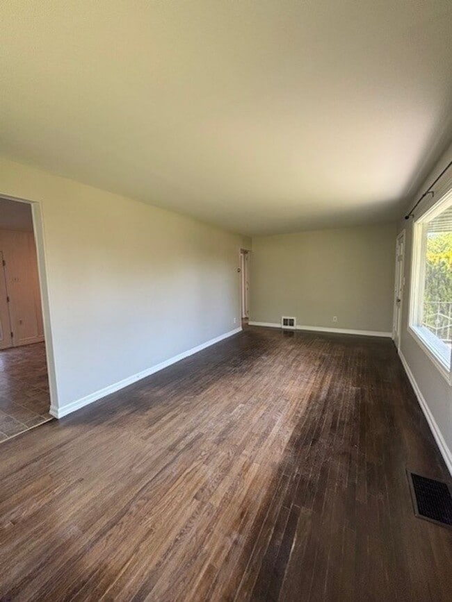 Building Photo - 2 Bed 2 Bath Home