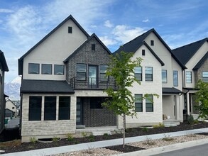 Building Photo - 2328 N White Clf Dr