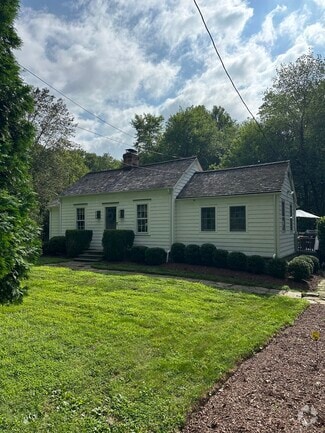 Building Photo - 112 Newtown Turnpike