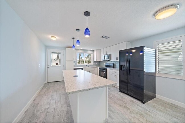 Building Photo - 730 Spanish Dr S