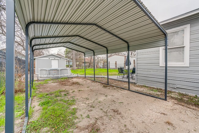 Building Photo - 122 Finch Pl