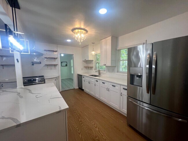 Foto del edificio - 3225 Breechin ~ Murray Hill ~ 2 Weeks FREE!!