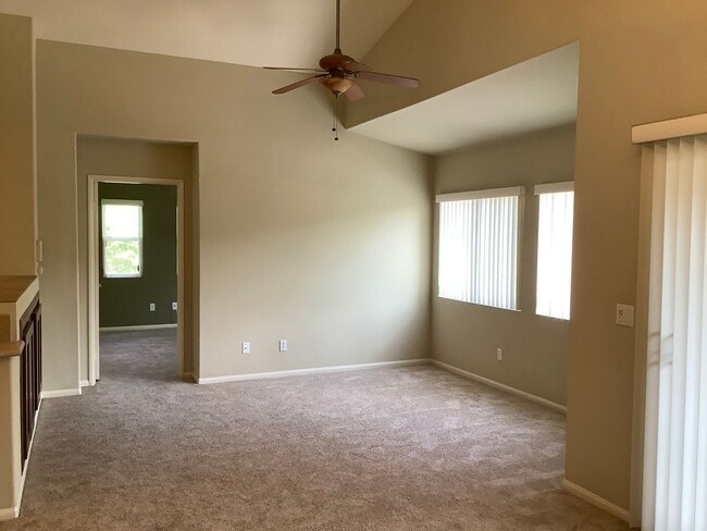 Building Photo - 2 Bedroom Townhome in the Canterra Community of Scripps Ranch