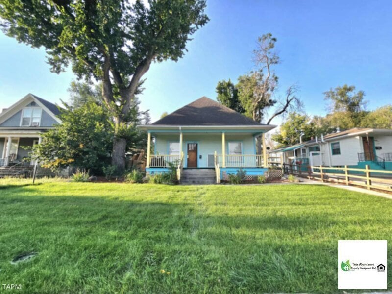 Foto principal - Classic &amp; Stunning Three Bedroom Home!