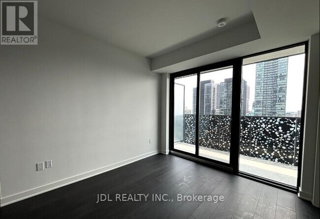 Photo du bâtiment - 55 Charles St E