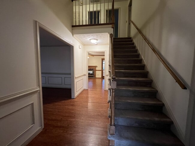 Building Photo - Spacious Home in the Woods of Tabb Neighbo...