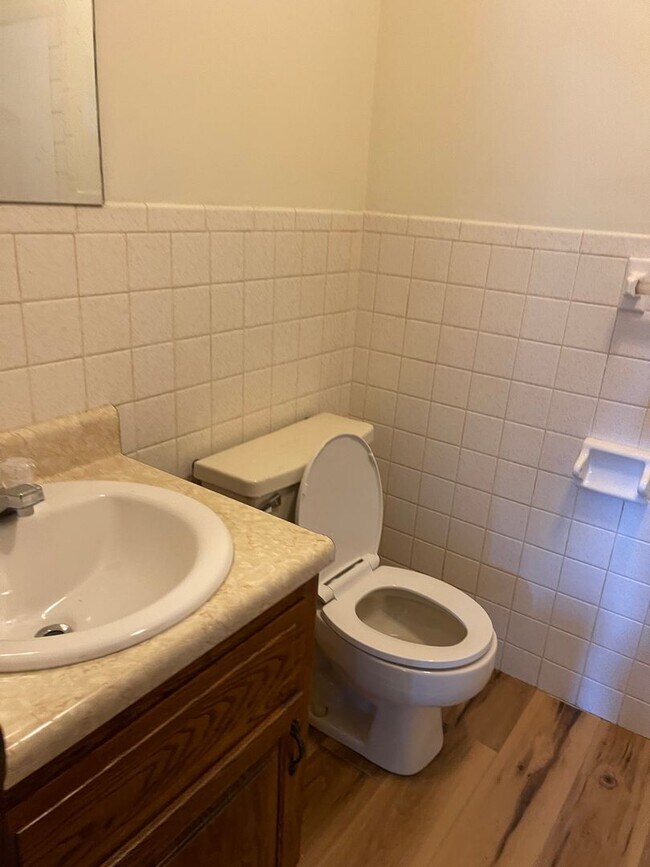 Foto del edificio - 3 BEDROOM 1.5 BATHROOM TOWNHOUSE FOR RENT