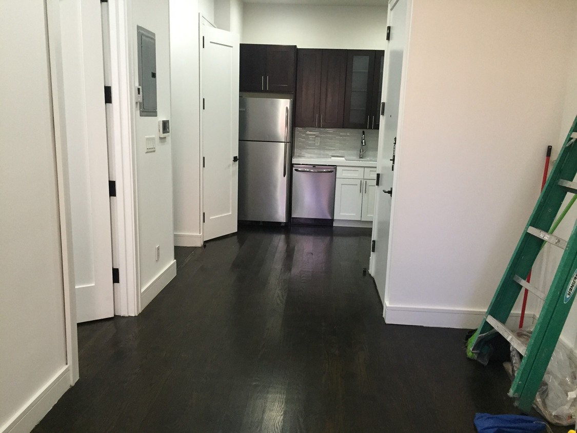 Foto principal - 147 Rogers Ave