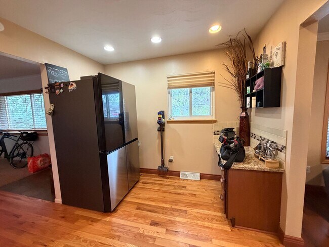 Foto del edificio - Quiet Ranch Retreat Steps from Light Rail with Finished Basement & Designer Kitchen