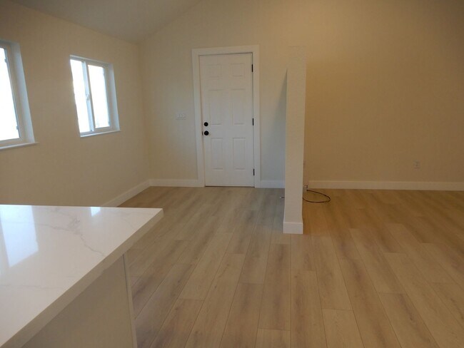 Building Photo - Cozy Cottage