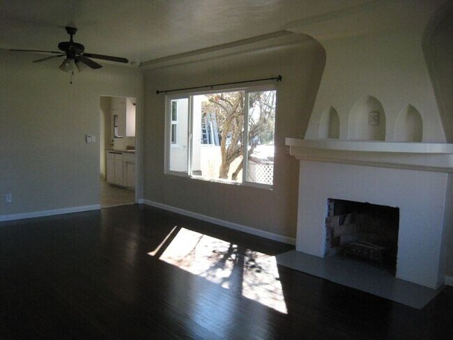 Foto del edificio - Duplex w/ yard and garage!