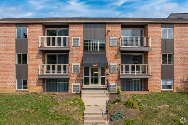 Building Photo - Colonial Crest Apartments