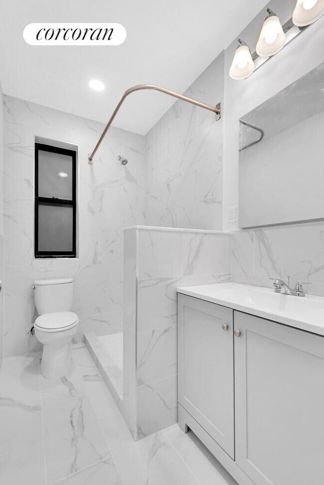 Foto del edificio - 3000 Valentine Ave