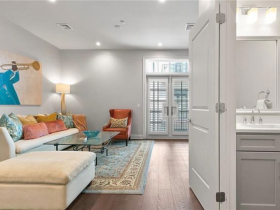 Foto del edificio - 731 St Charles Ave