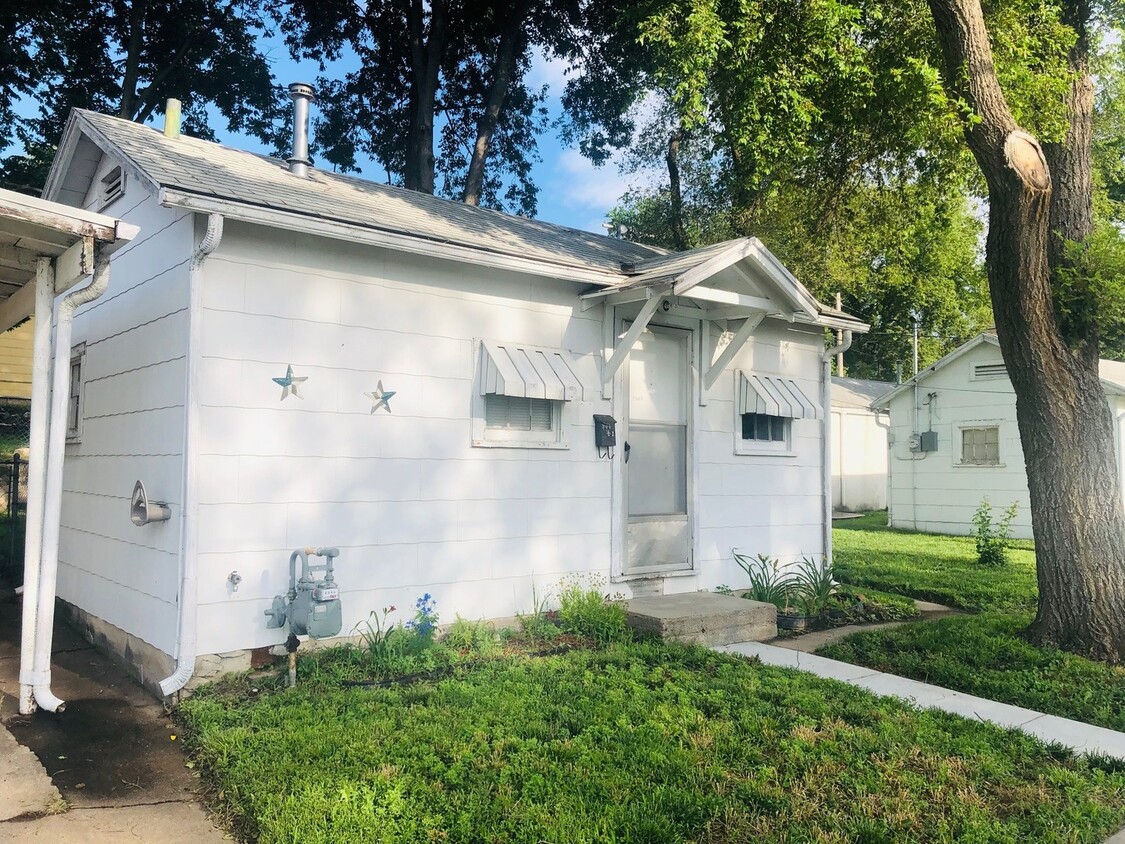 Primary Photo - EFFICIENT LIVING