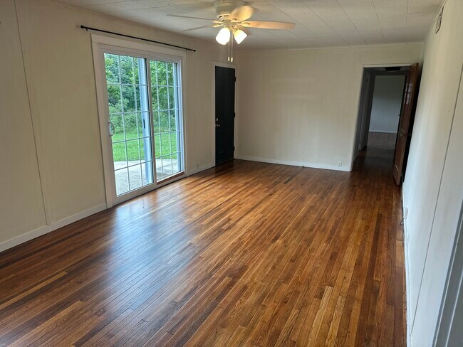 Amplia sala de estar - 3952 W Stoutes Creek Rd