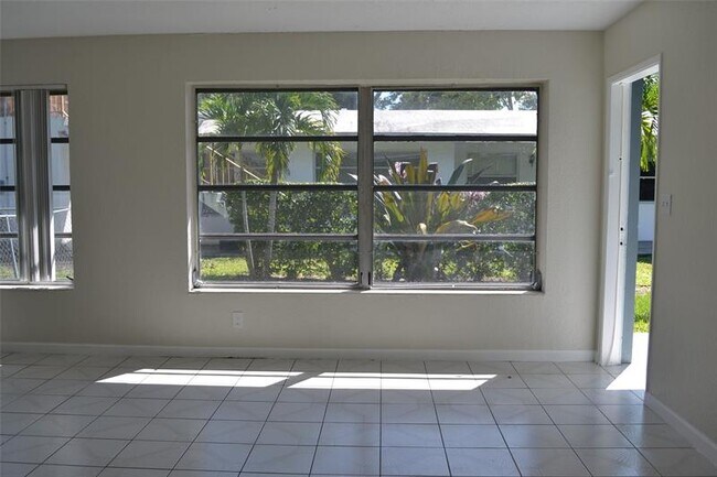 Building Photo - 112 SW 19th Ave