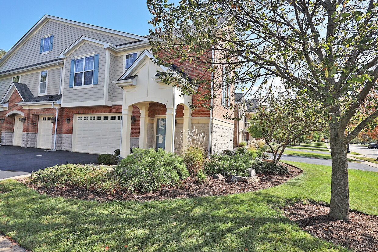 1352 Scarboro Rd, Schaumburg, IL 60193 Townhome Rentals in Schaumburg IL
