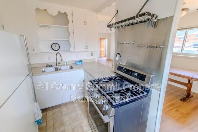 Foto del edificio - 9001 Hickory Pl