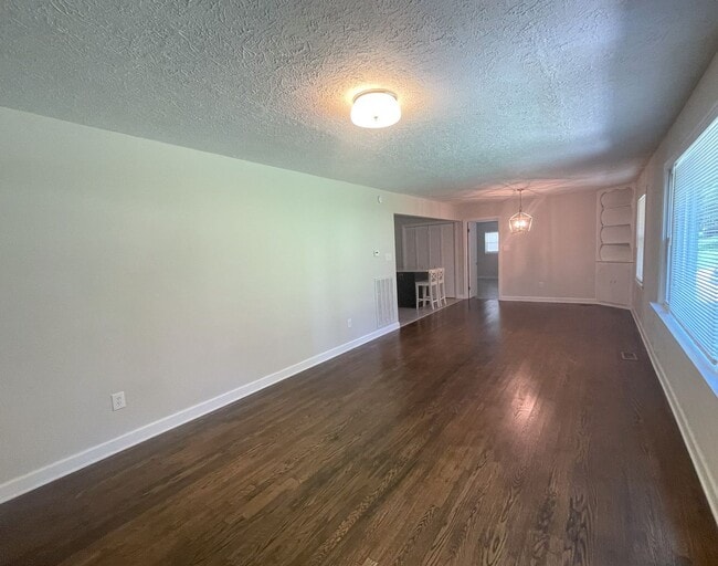 Building Photo - Stylishly Renovated & Prime Location!