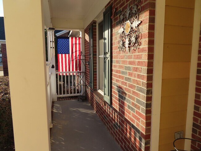 Building Photo - Lovely home conveniently located for all o...