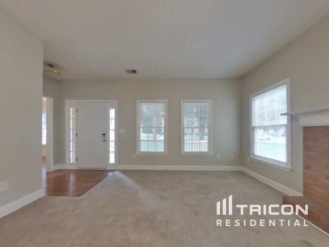 Building Photo - 3080 Kings Dr