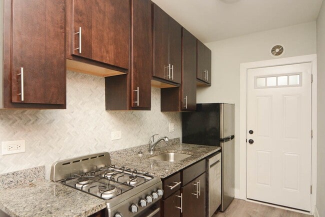 Foto del edificio - 714 W Brompton Ave