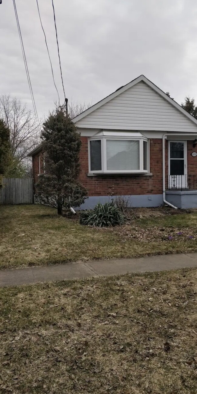 Photo du bâtiment - Charming 3-Bed, 2-Bath Home in Oshawa