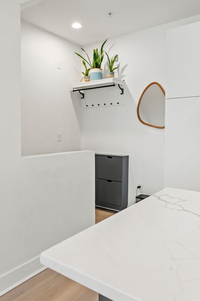 Foto del edificio - Bi-Level Shaw Condo