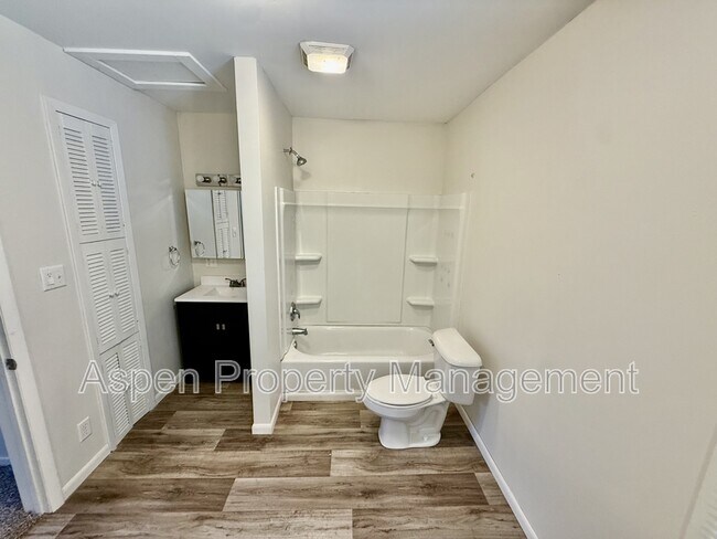 Foto del edificio - 420 Hedge Ave