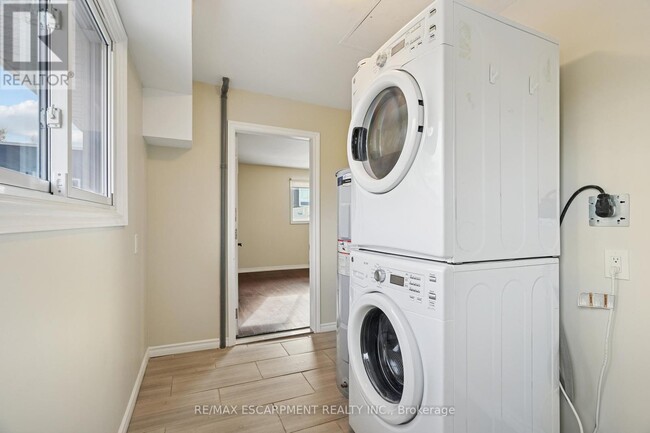 Building Photo - 154 Main St N