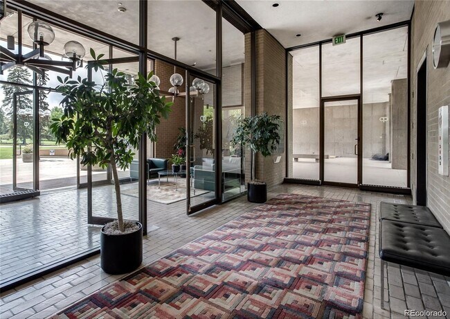 Building Photo - Stunning 1 bed 1 bath 10th floor unit overlooking the park!