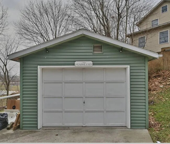 Garage - 2138 Pond Ave