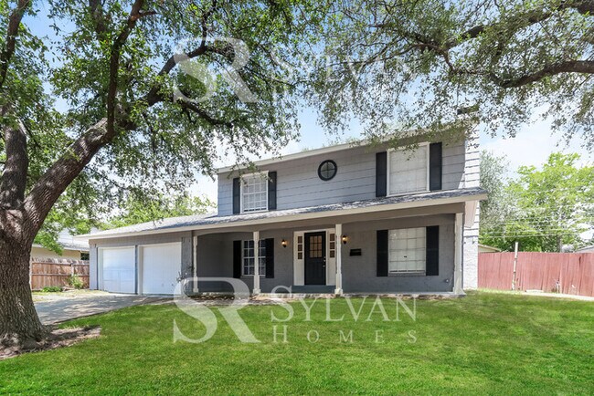 Building Photo - Feel welcome and comfortable in this spaci...
