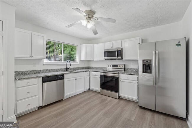 Building Photo - 9176 Greenwood Dr