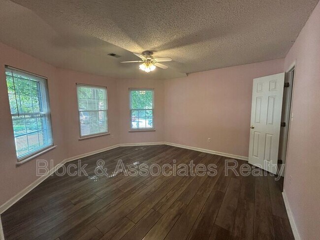 Foto del edificio - 3512 Cherry Hill Dr