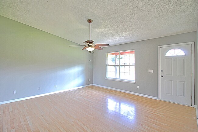 Building Photo - 850 Lyndsi Ln