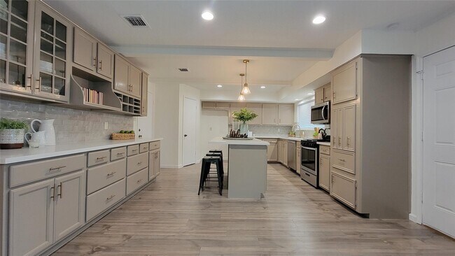 Foto del edificio - 3210 Haydee Rd